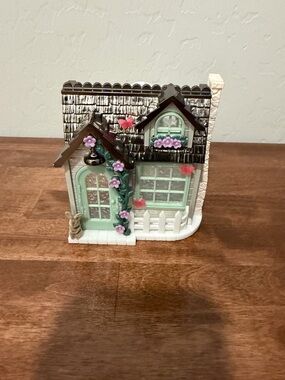 Bath and body fragrance  wall plug Mint Green Flower Cottage Figurine